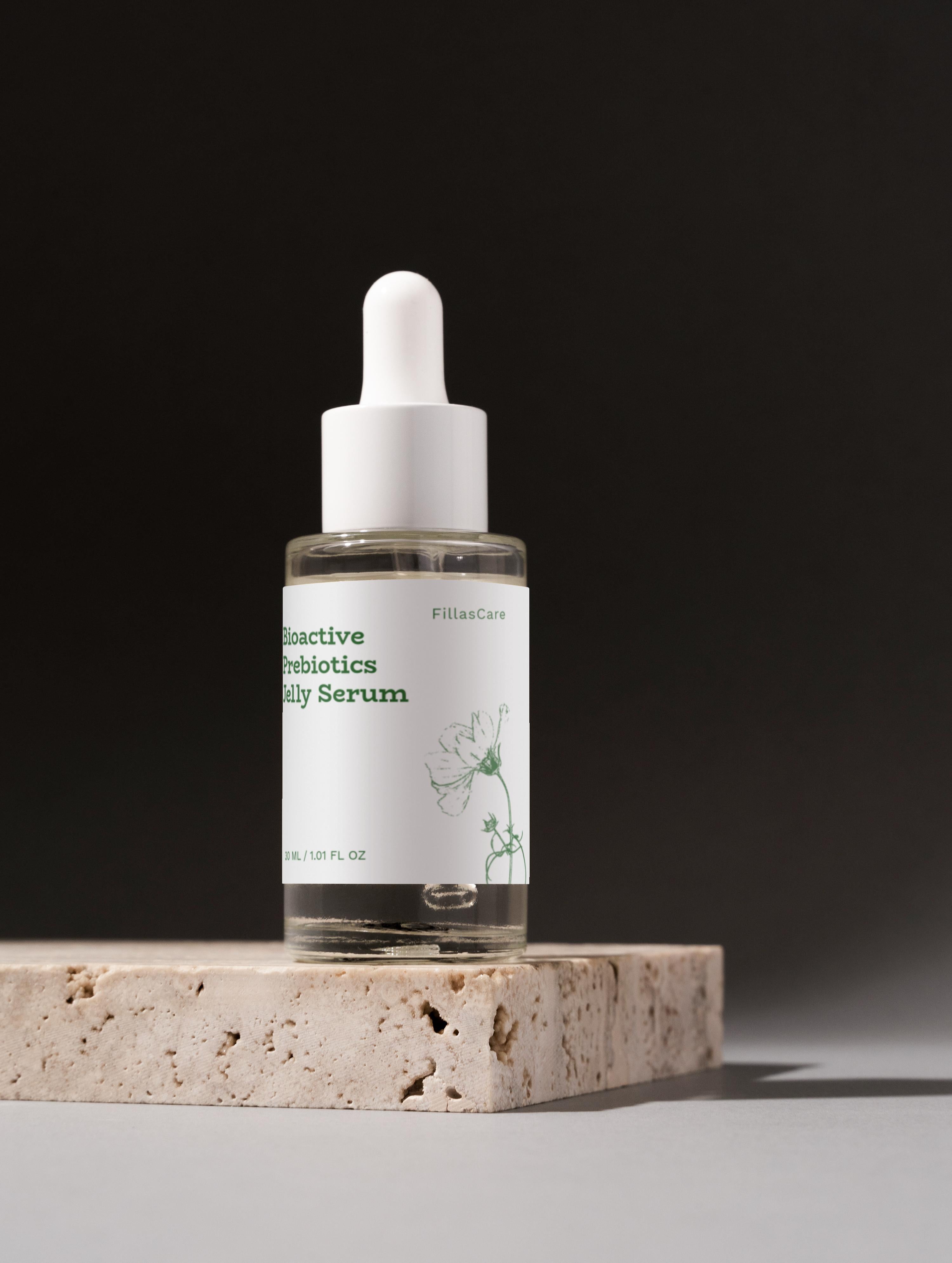 Frasco de Bioactive Prebiotics Jelly Serum sobre uma superfície de pedra, com fundo escuro.